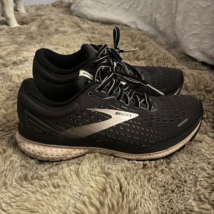 womens brooks shoes